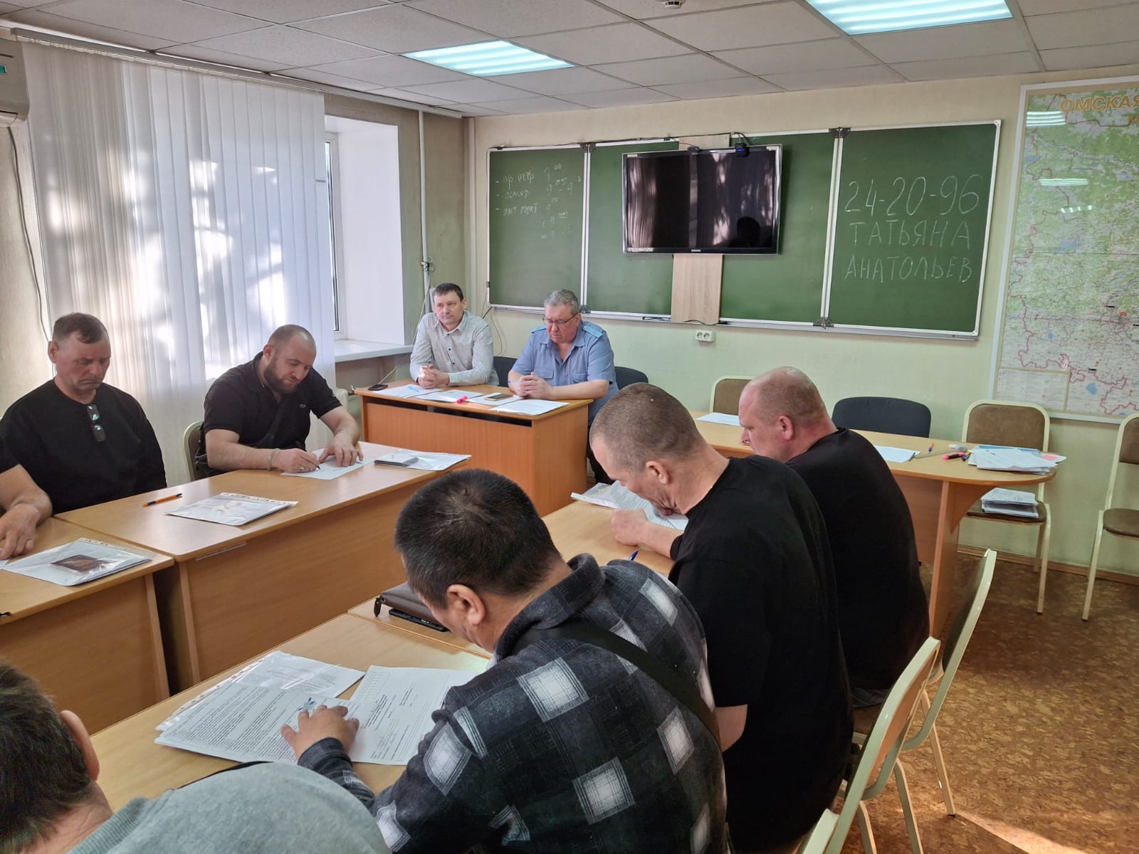 В городе Омске проверили знания водителей, перевозящих опасные грузы